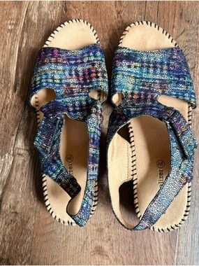 Women’s Naturalizer Scout sling back sandals size 9 rainbow/snakeskin pattern